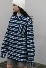 tablet phone 青空を背景に、コートを着た二人の女性がポーズをとるシーン。