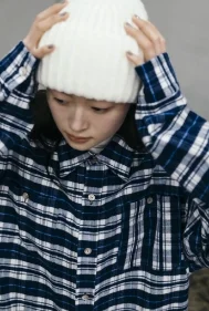 tablet phone 青空を背景に、コートを着た二人の女性がポーズをとるシーン。