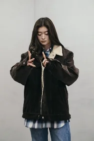 tablet phone 青空を背景に、コートを着た二人の女性がポーズをとるシーン。