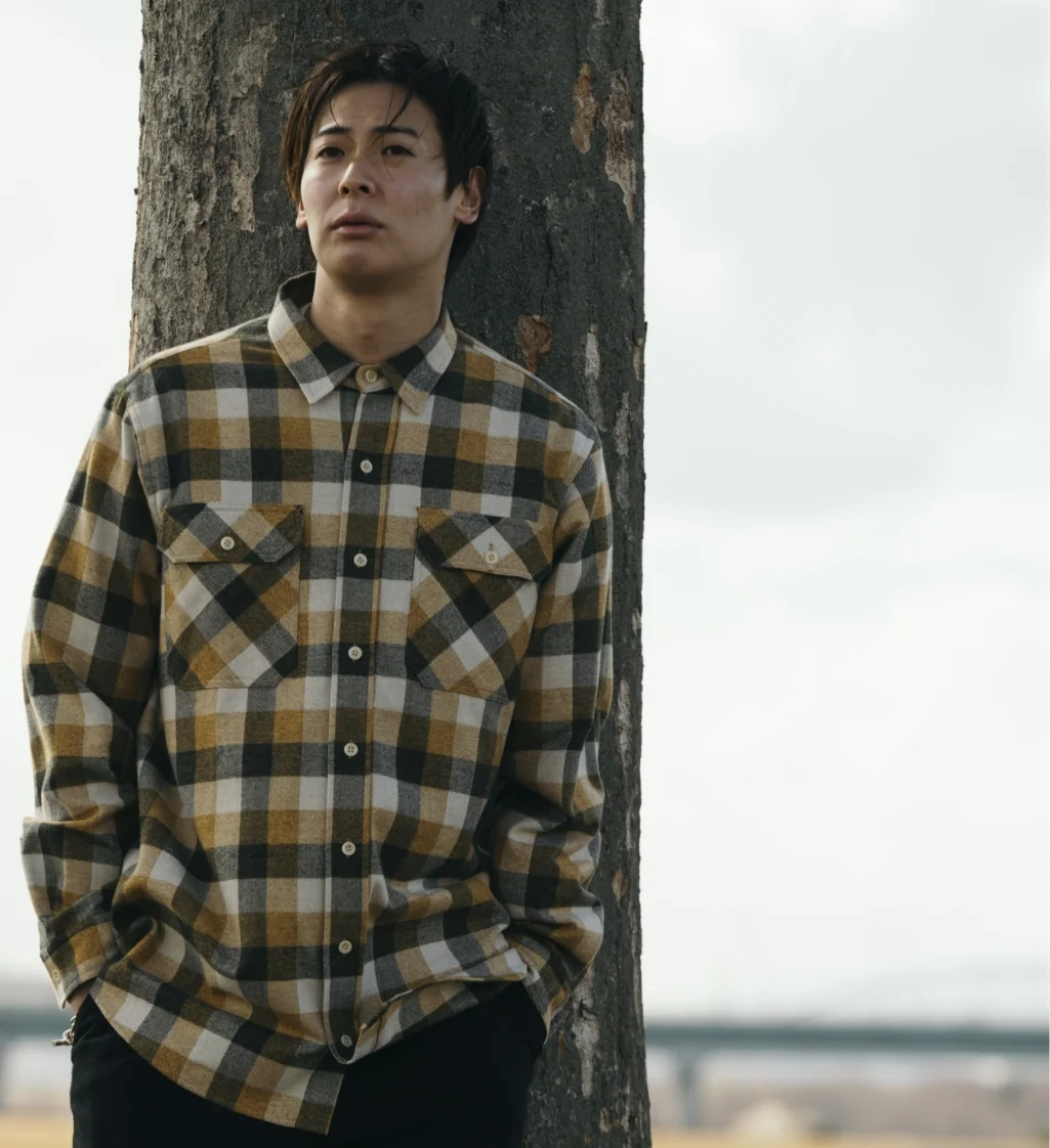 tablet phone グレーのジャケットを着た男女がカジュアルなポーズをとるシーン。