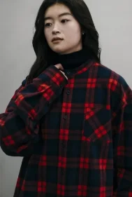 tablet phone 青空を背景に、コートを着た二人の女性がポーズをとるシーン。