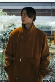 tablet phone 青空を背景に、コートを着た二人の女性がポーズをとるシーン。